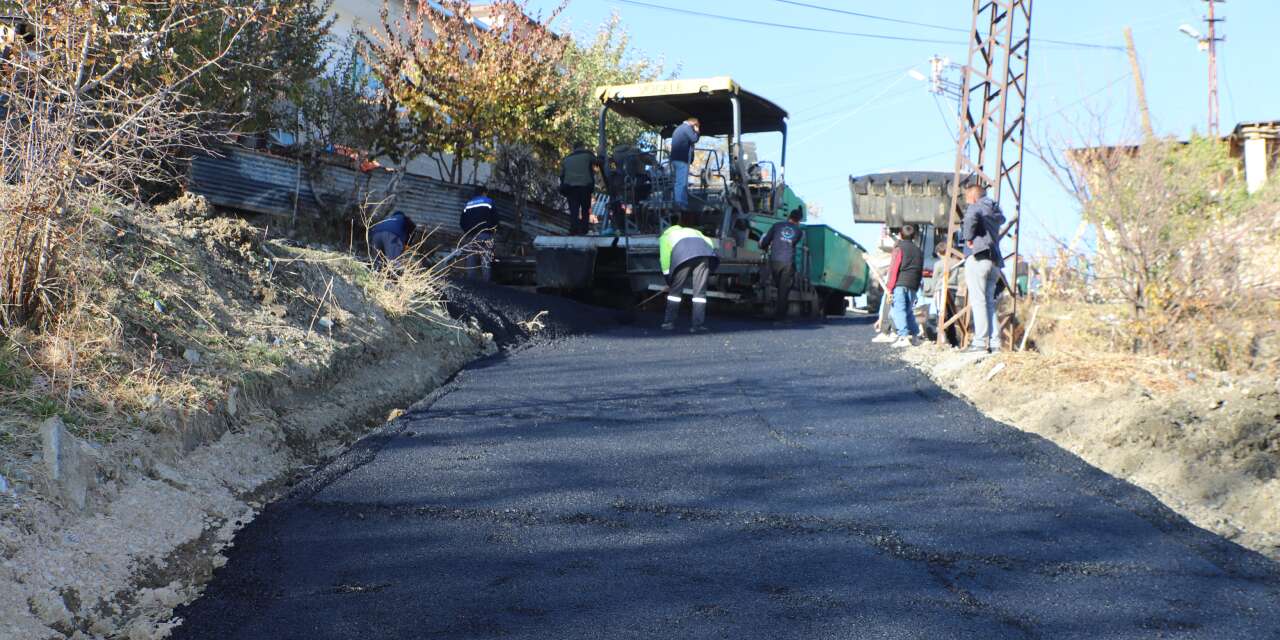 Hakkari’de asfalt çalışmaları hız kesmeden sürüyor