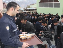 Hakkari'de 1500 kişiye aşure dağıtıldı