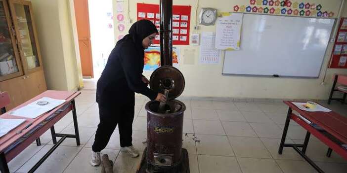 Bir çocuğun dünyasını kurar öğretmen