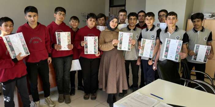 Lise öğrencilerinden öğretmenlere duygu dolu sertifika sürprizi