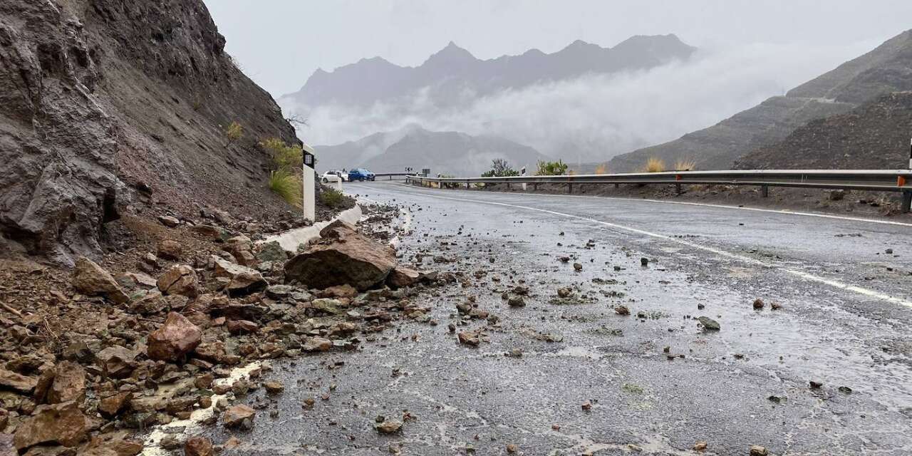 Hakkari-Yüksekova karayoluna düşen kayalar korkuttu