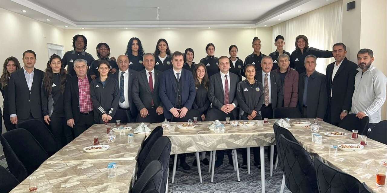 Başsavcısı Hazinedaroğlu sporcularla bir araya geldi