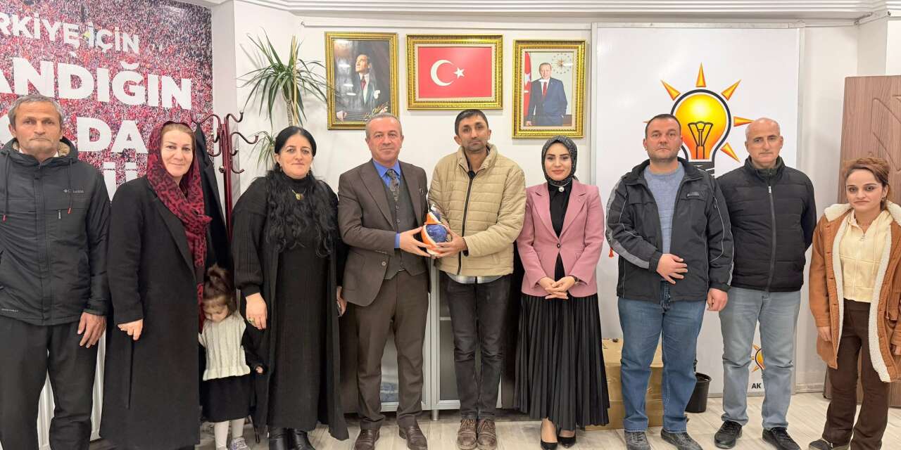 Başkan Kaya, Beyaz Ay Derneği ve Hakkari Futsal takımını ağırladı