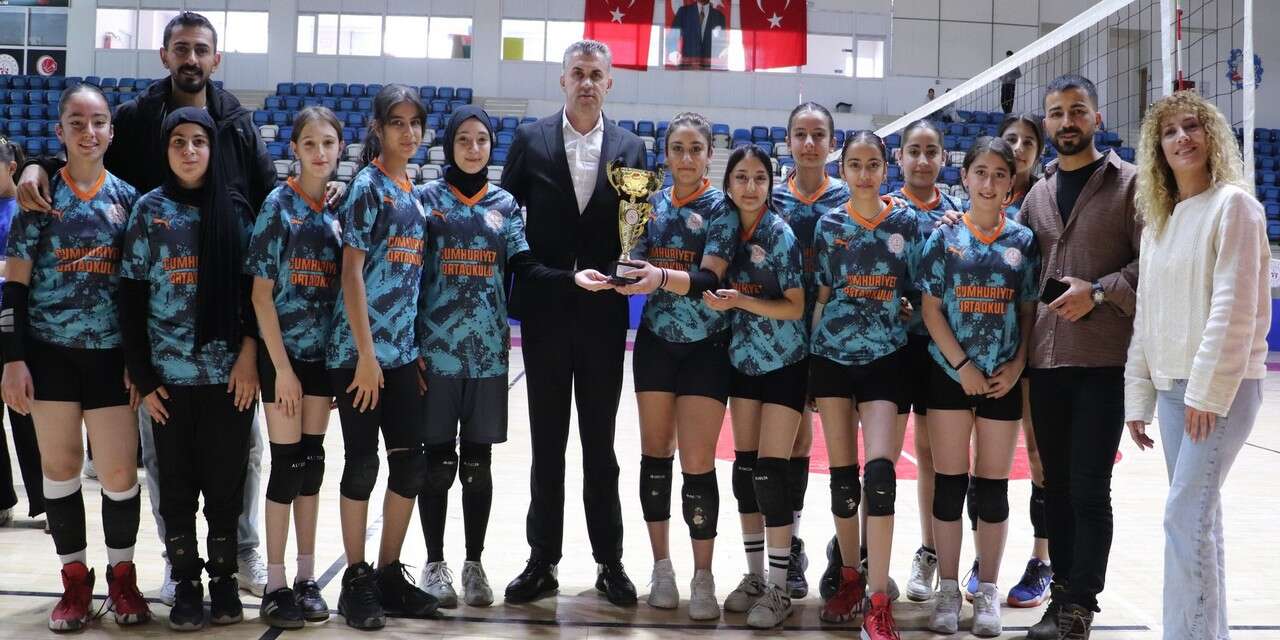 Hakkari’de Yıldız kızlar voleybol il birinciliği sona erdi