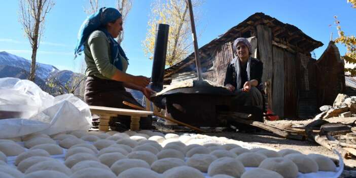 Kadınlar sıcak havaları fırsat bilerek ekmek pişirdi