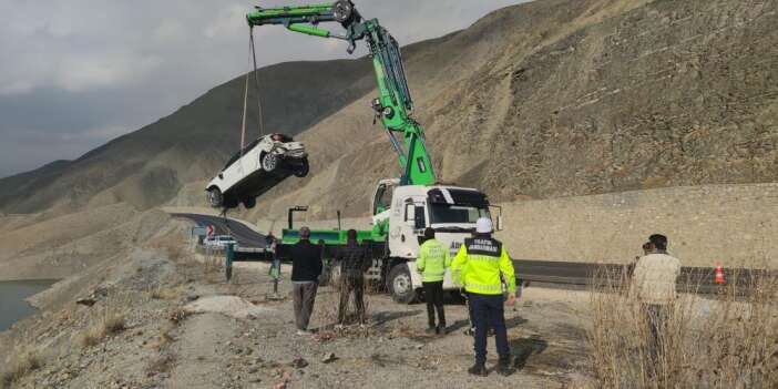 Van'da 3 gence mezar olan otomobil, sudan çıkarıldı