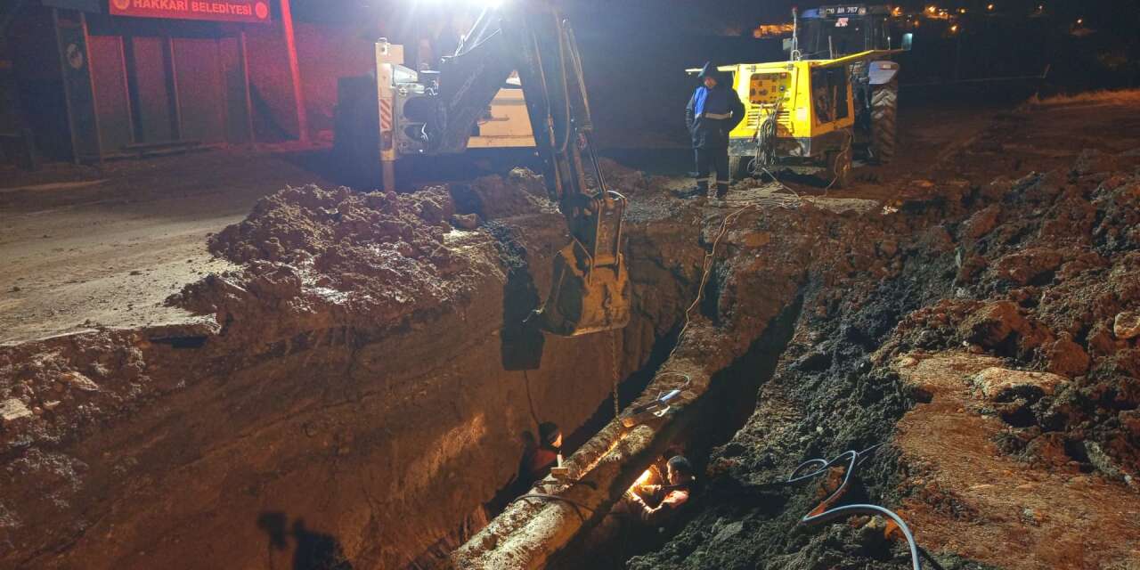 Belediye ekiplerinden soğuk havada zorlu şebeke mesaisi