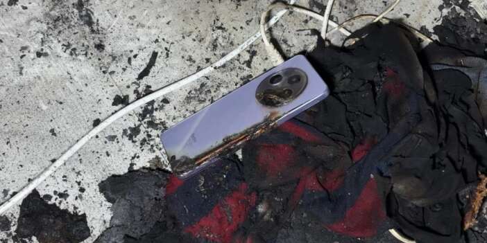 Yüksekova'da patlayan telefon evi harabeye çevirdi