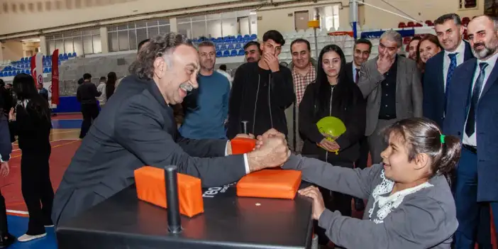 Rektör Gençcelep özel gereksinimli çocuklarla bilge güreşi yaptı