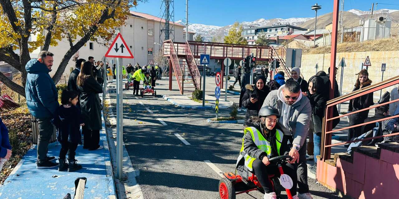 Hakkari Polisi Özel Gereksinimli Çocukları Trafik Eğitim Parkında ağırladı