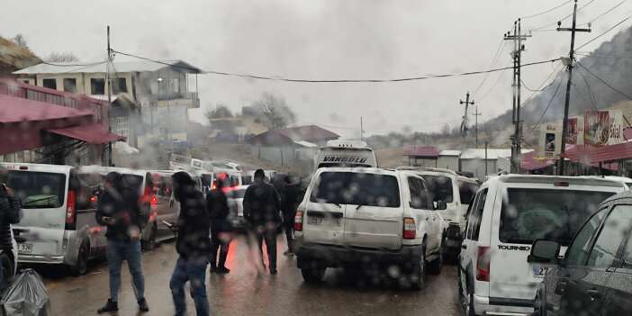 Çukurca üzümlü sınır kapısında araç kuyruğu