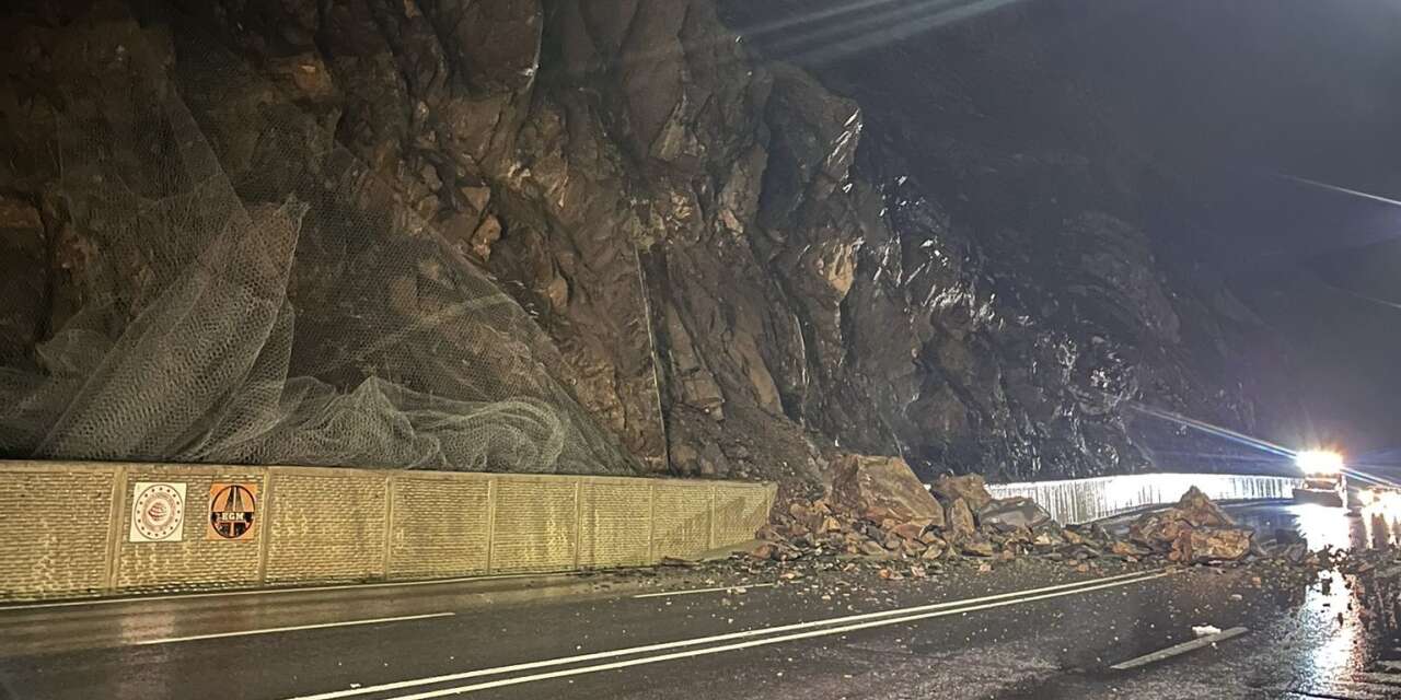 Hakkari Van karayoluna dev kayalar düştü