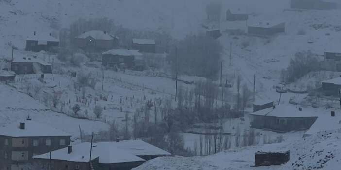 Hakkari'de 43 yerleşim yerinin yolu ulaşıma kapandı