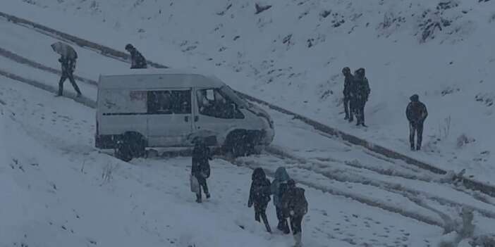 Yüksekova'da kar etkili oldu