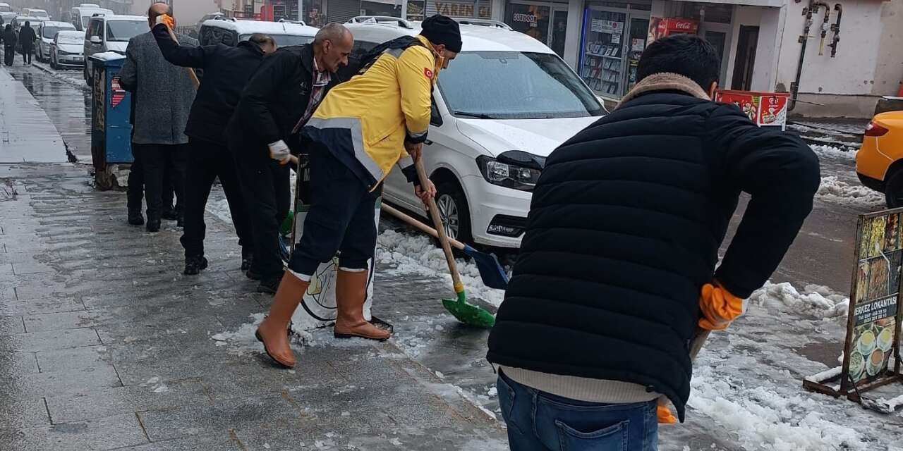 Hakkari’de Kar Temizlik Çalışmaları Sürüyor