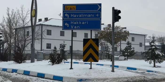 Yüksekova'da hava şartları nedeniyle uçak seferlerini durdurdu