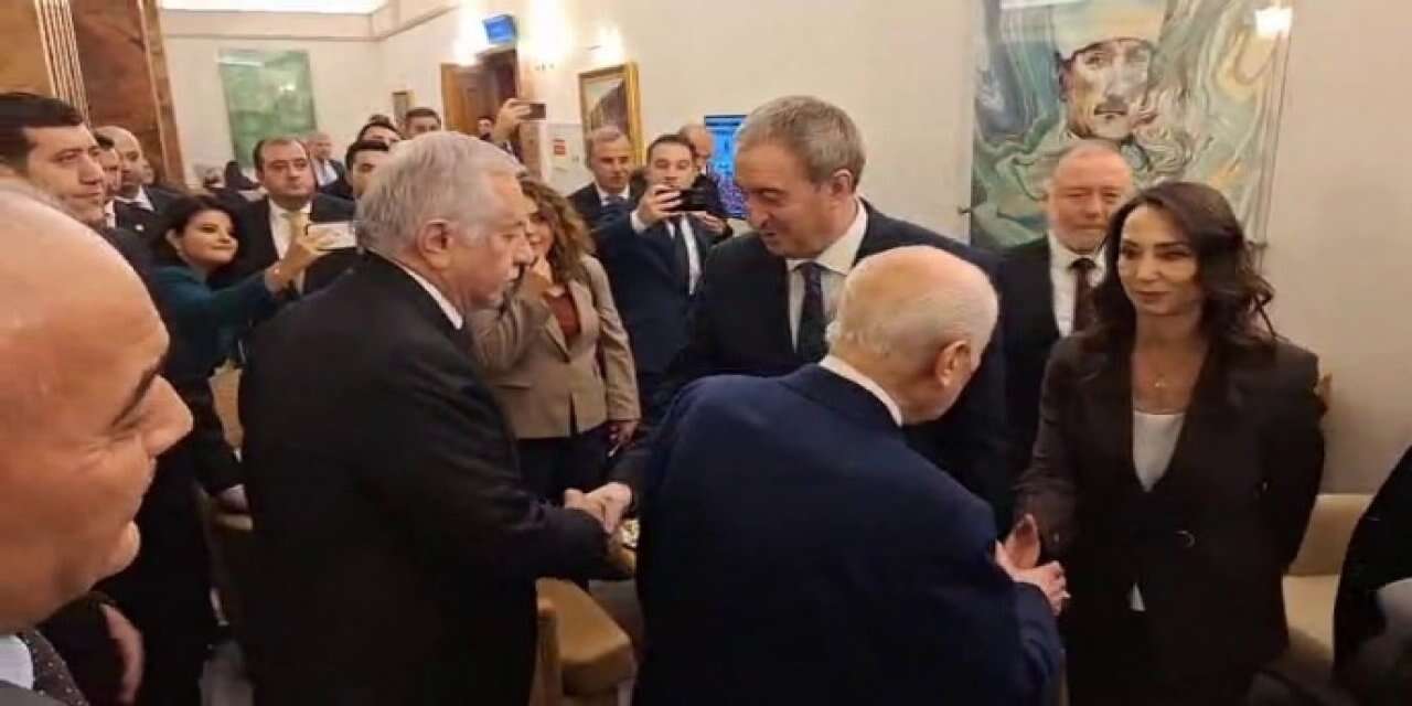 Bahçeli, DEM Partililerle tokalaşıp tebrik etti