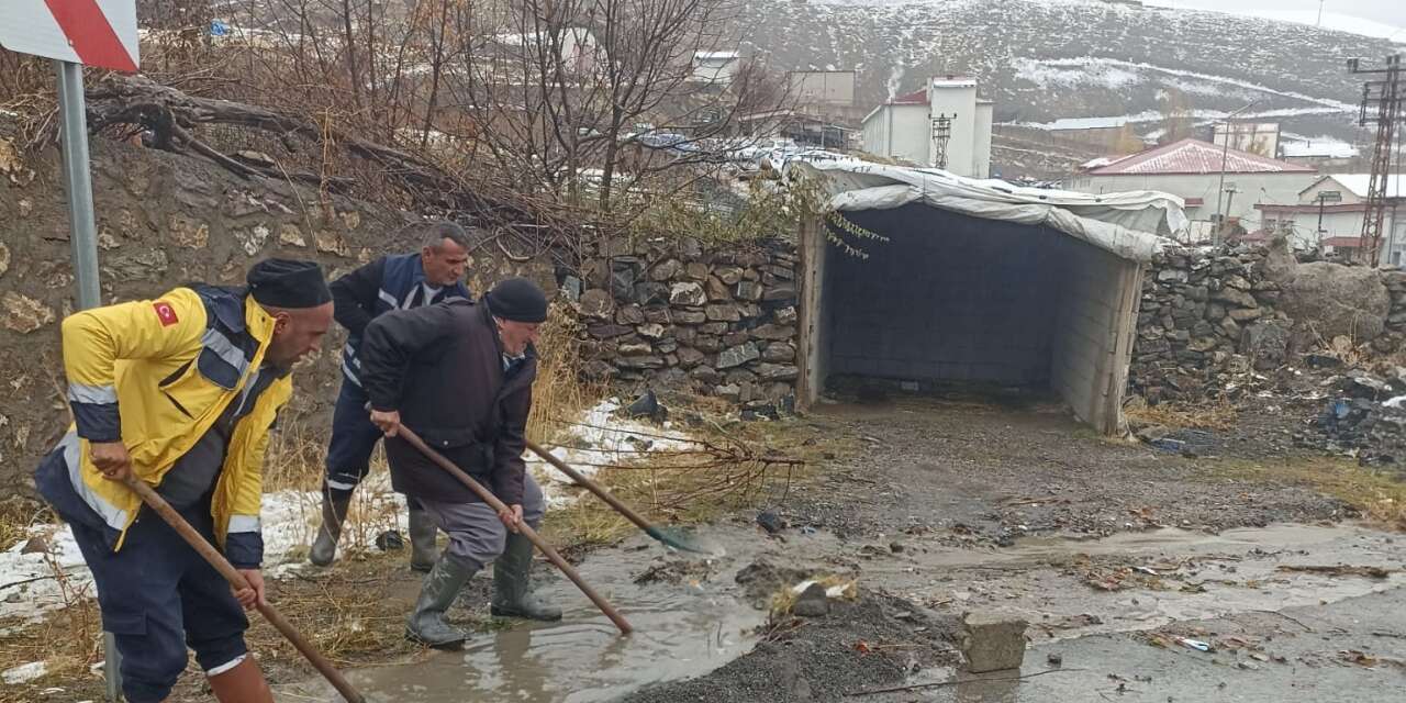 Hakkari Belediyesi ekipleri sel riskine karşı seferber oldu