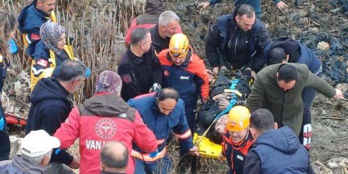 Özalp'ta araç bataklığa uçtu: 5 yaralı