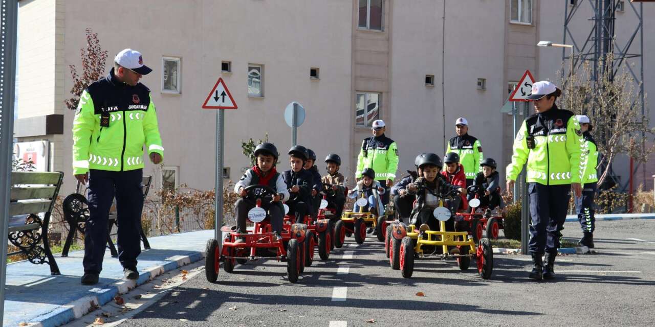 Geleceğin sürücüleri trafik parkurunda