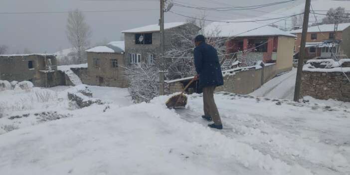 Van'da 17 yerleşim yerinin yolu kapandı