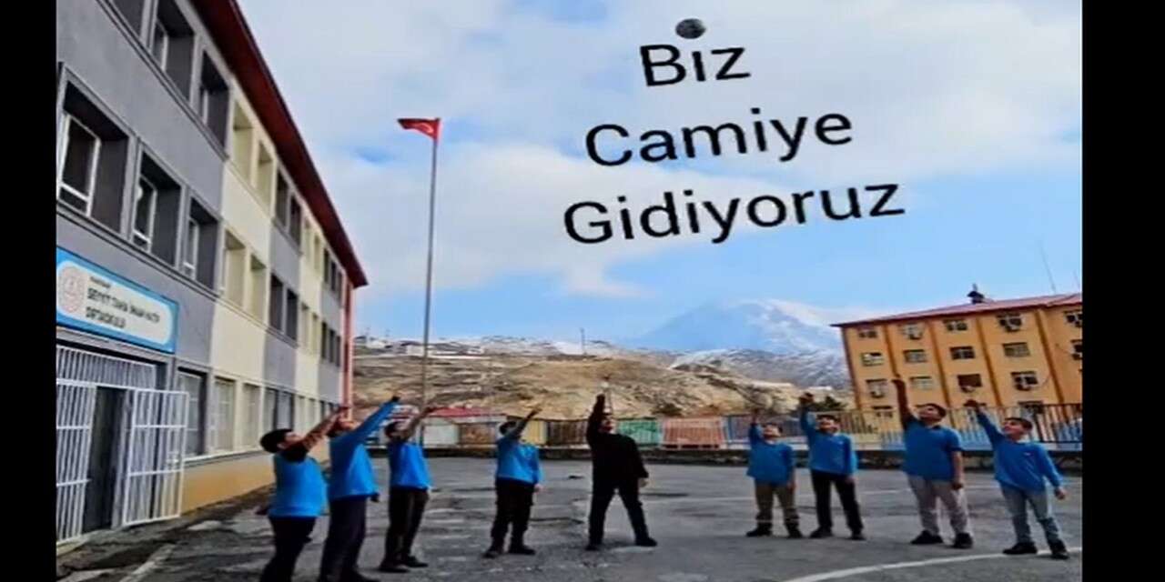 Öğrencilerden Anlamlı Cuma Koreografisi