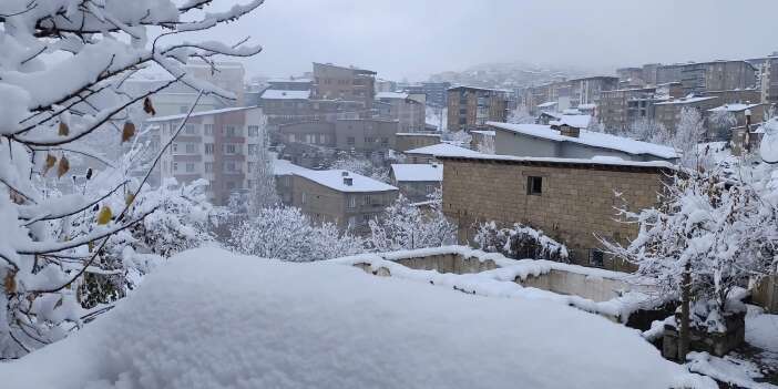 Hakkari'de 13 Köy ve 30 Mezra yolu ulaşıma kapandı