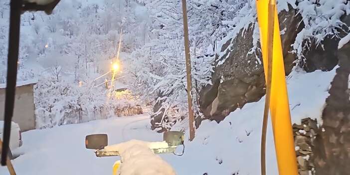 Hakkari Belediyesi gece kar mesaisinde