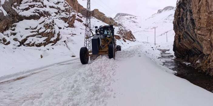 Van'da 102 yerleşim yerinin yolu ulaşıma kapandı