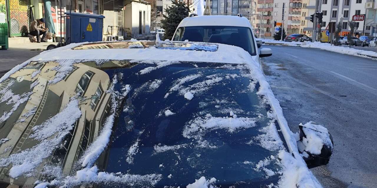 Hakkari’de araç camları buz tuttu