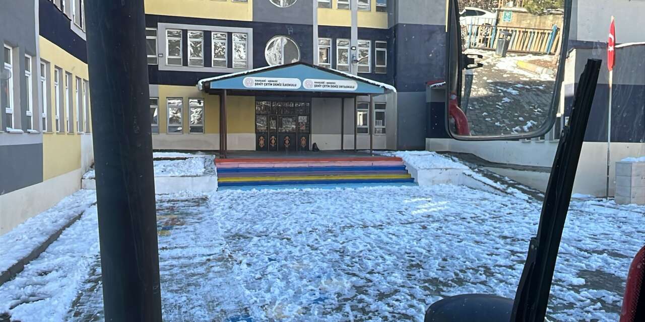 Hakkari’de okul önlerinde tuzlama seferberliği