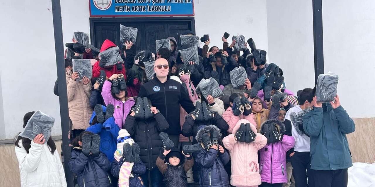 Yüksekova'da 80 çocuğa kışlık bot dağıtıldı