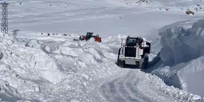 Karda kapanan yollar yeniden açıldı