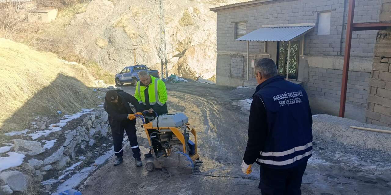 Belediye ekipleri soğuk havaya meydan okuyor