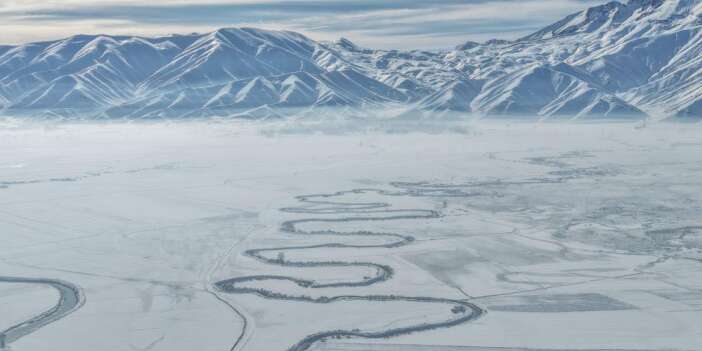 Kar altındaki menderesleri hayran bırakıyor