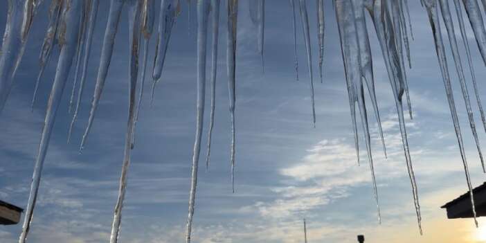 Yüksekova'da buz sarkıtları 3 metreyi aştı