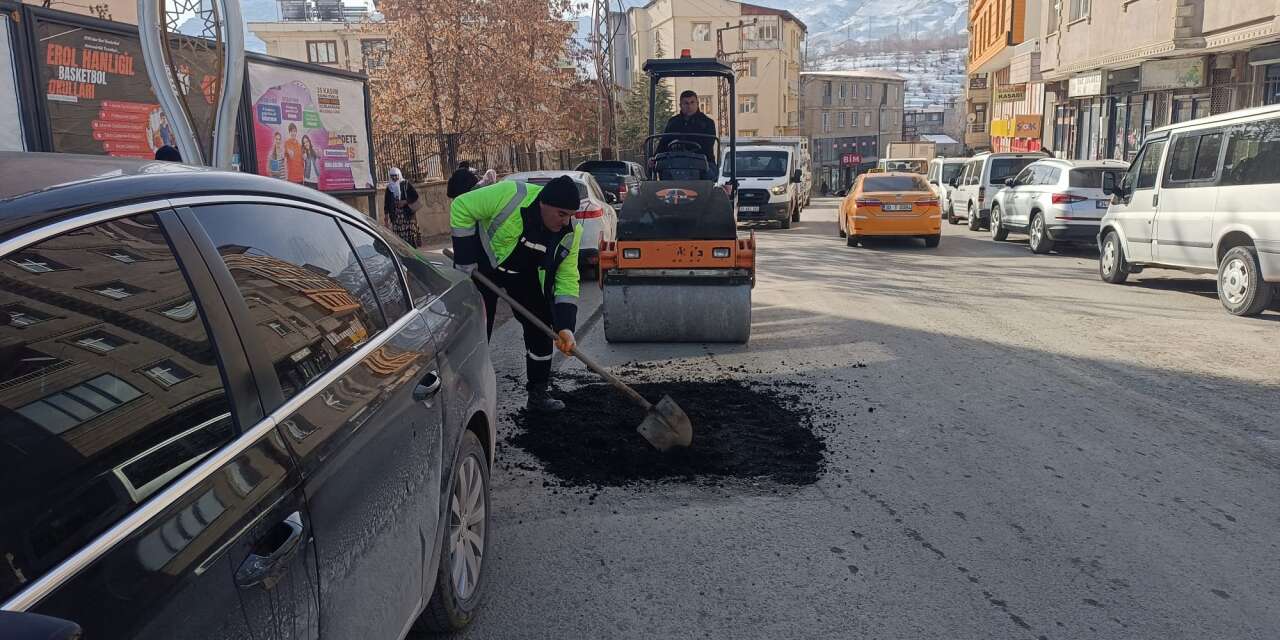 Hakkari’de tahrip olan yollarda yama mesaisi