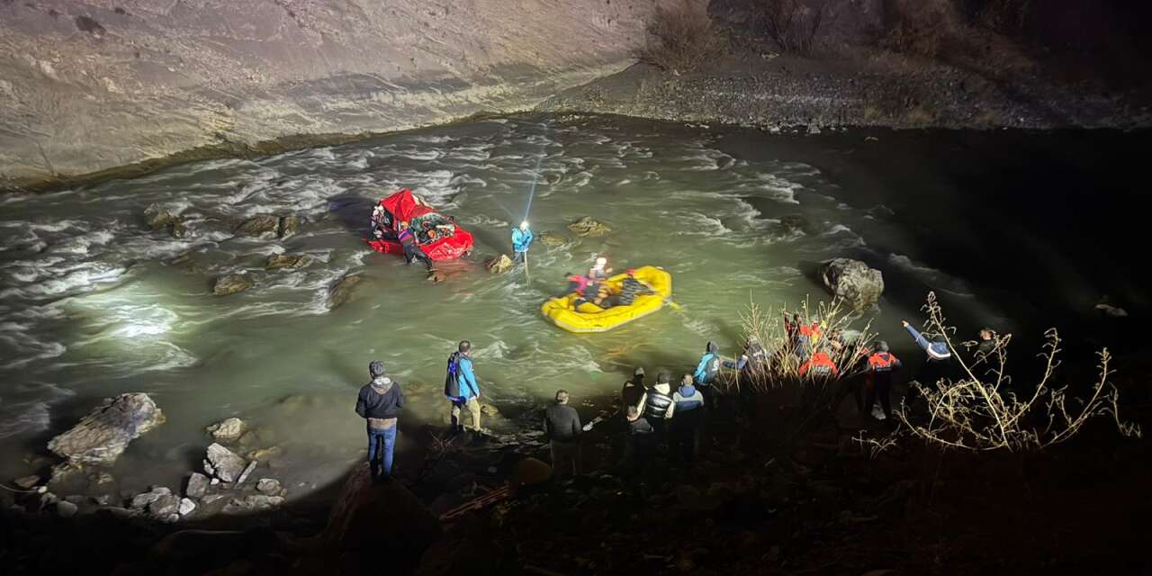 Hakkari'de bir araç Zap suyuna uçtu