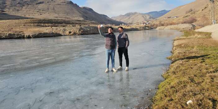 Soğuklar nedeniyle Zilan Çayı dondu
