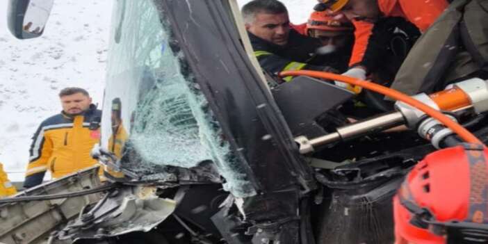 Yolcu otobüsü tıra çarptı: 3 yaralı