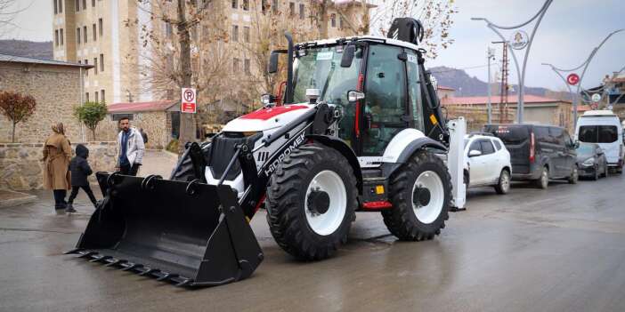 Çukurca Belediyesi'ne yeni iş makinası