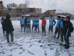 Karla kaplı sahada antrenman