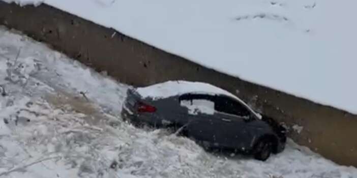 Yüksekova'da buzlanma kazalara neden oldu