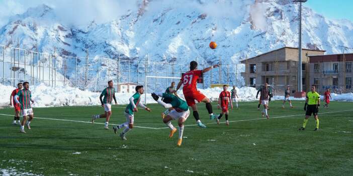 Vali Ali Çelik, Hakkâri Zap Spor’un galibiyetini tribünden izledi