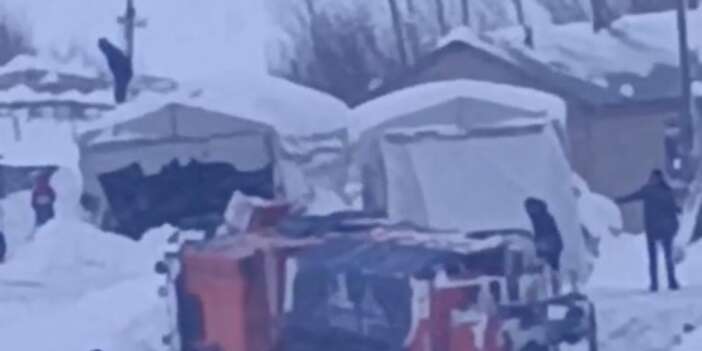 Karla mücadele aracı devrildi