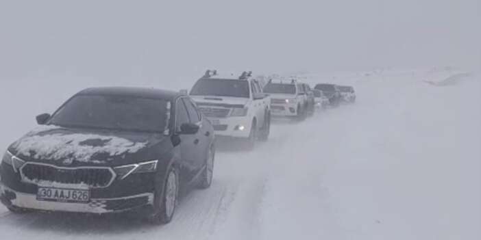 Tipi ve fırtına nedeniyle 50 araç mahsur kaldı