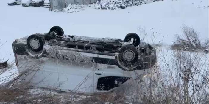 Karlı Yolda Kaza: Araç sırt üstü düştü