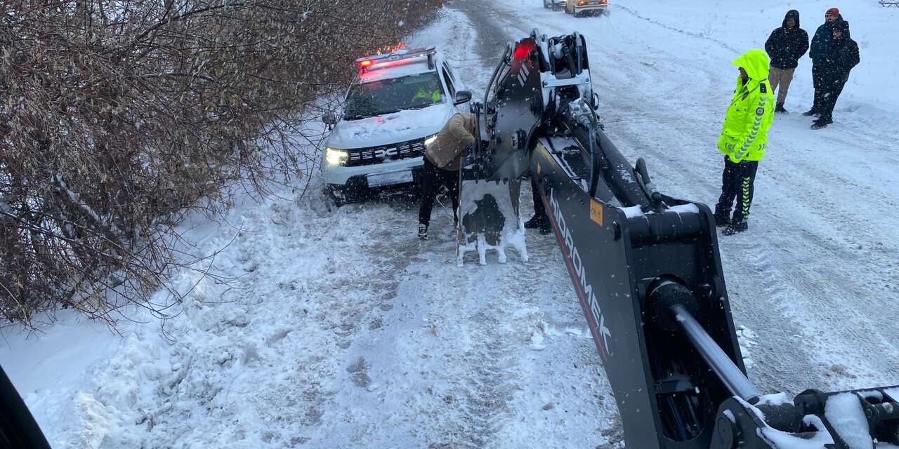 Hakkari’de Trafik aracı kanala girdi