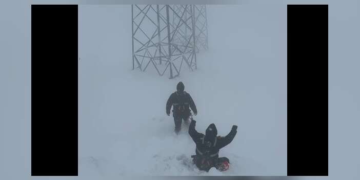 Arızaya giden VEDAŞ ekibi fırtınaya yakalandı