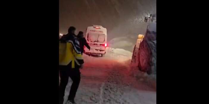 Hakkari’de kar engeline rağmen hasta kurtarıldı